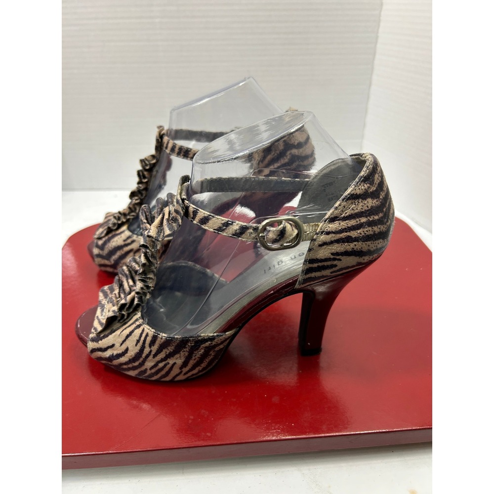 Madden Girl Zebra Peep Toe Heels 7 Tan Burgundy Ruffle T-Strap Mob Wife Sleaze